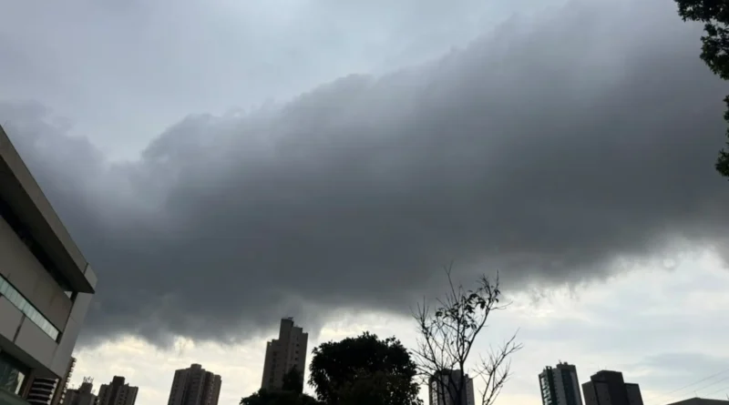 Chegada de frente fria aumenta risco de tempestades em MS neste sábado